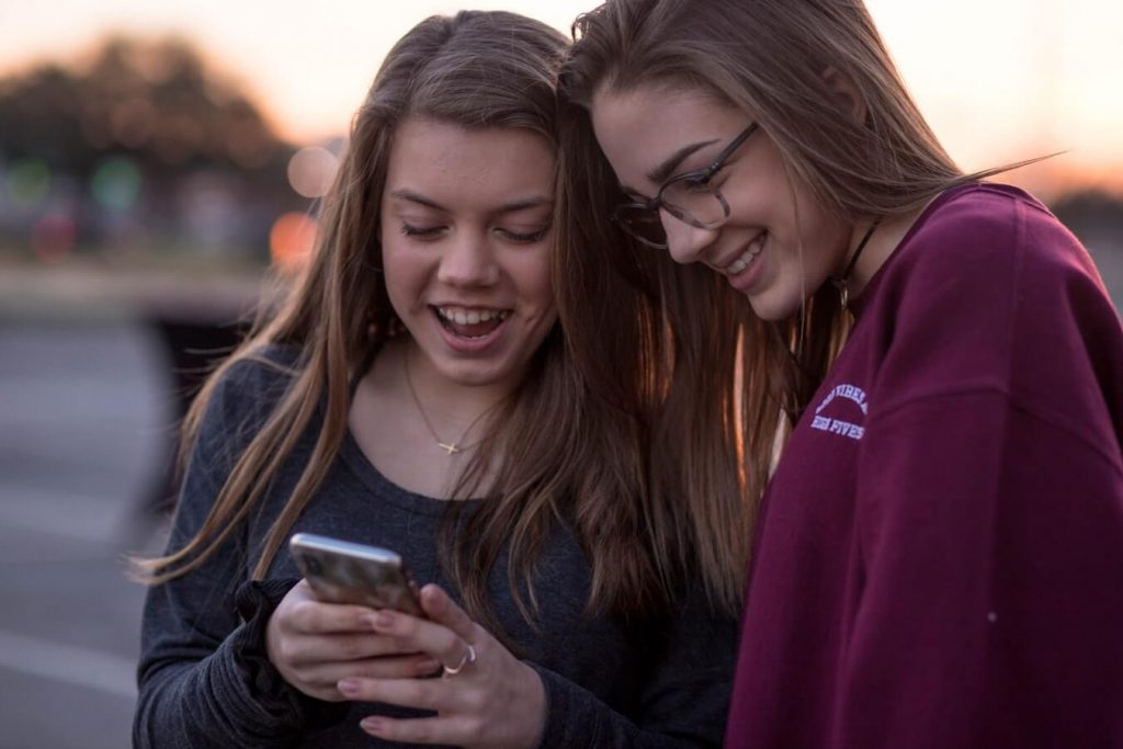 kids-with-iphone