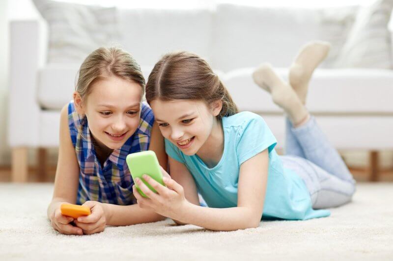 girls-with-phones