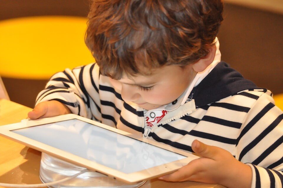 kid-with-tablet