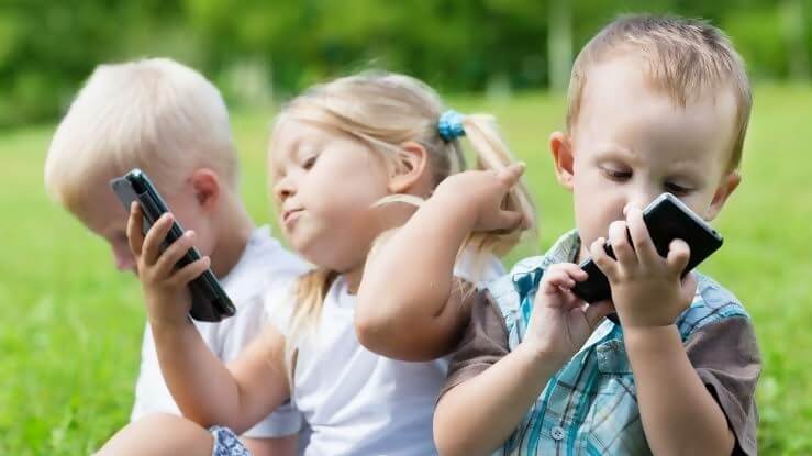 kids-with-phones