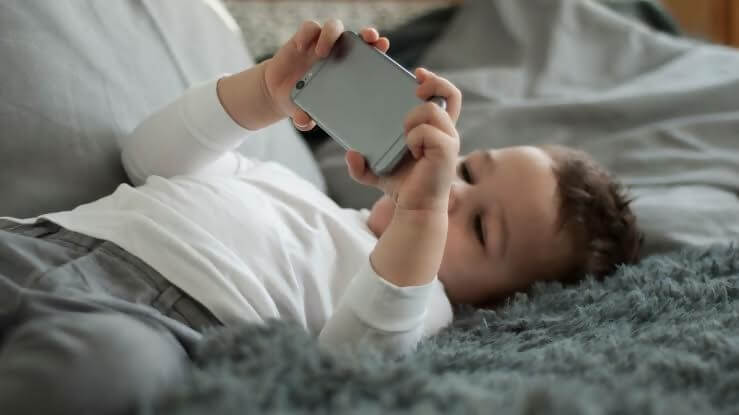 little-boy-with-phone