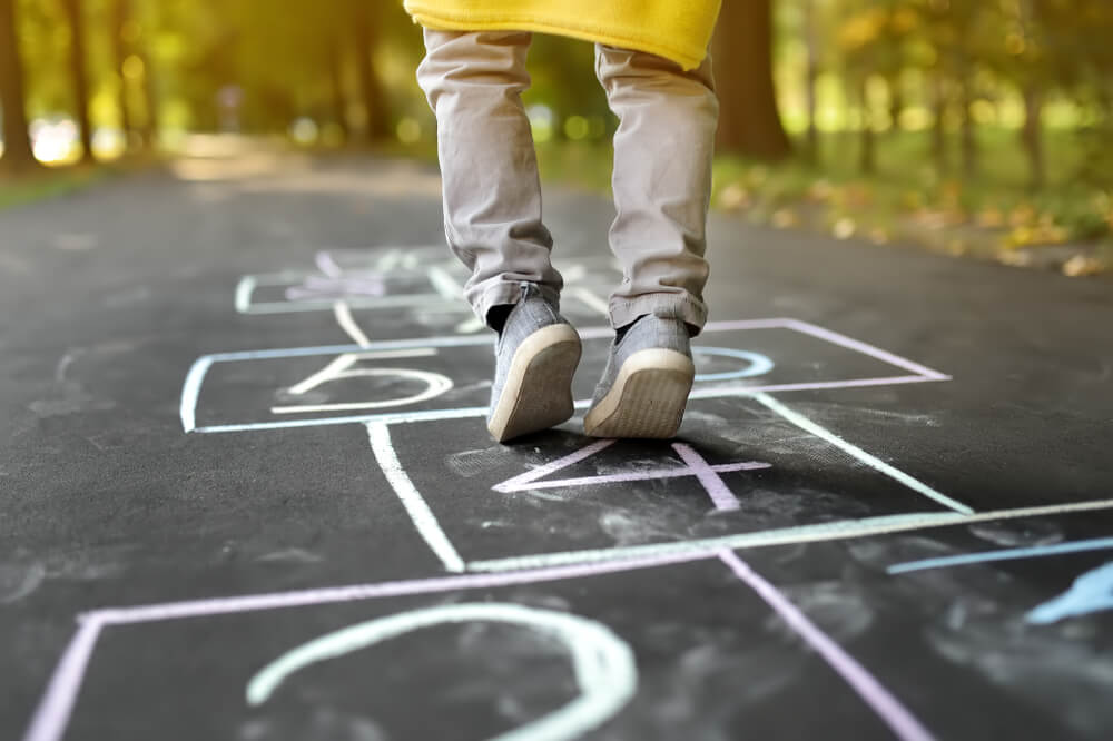 how do you play hopscotch