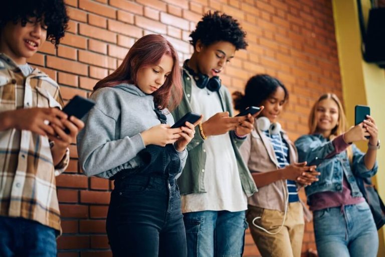 Illegal Streaming Sites Uncovered: A Parent's Guide | Findmykids