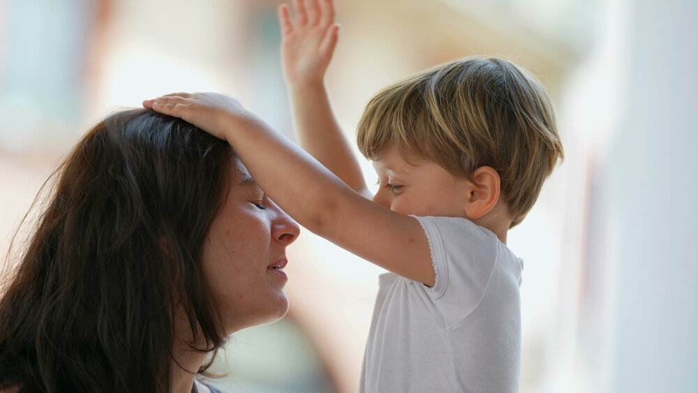 why do kids hit themselves